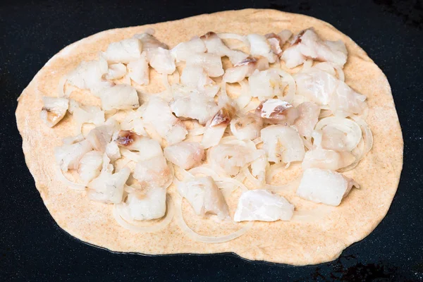 Μαγείρεμα Πίτα Φύλλο Ζύμη Γέμιση Από Ωμό Ψάρι Κομμάτια Και — Φωτογραφία Αρχείου