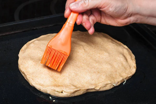 パイの料理 シリコン ブラシで生パイのクラストを給油 — ストック写真