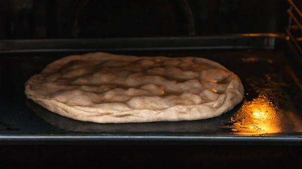 Kochen Von Kuchen Roher Geschlossener Kuchen Wird Elektrobackofen Gebacken — Stockfoto