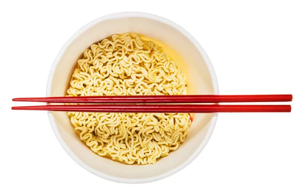 Κόκκινο Chopsticks Πάνω Από Ανοιχτό Κύπελλο Αποξηραμένα Στιγμιαία Noodles Που — Φωτογραφία Αρχείου