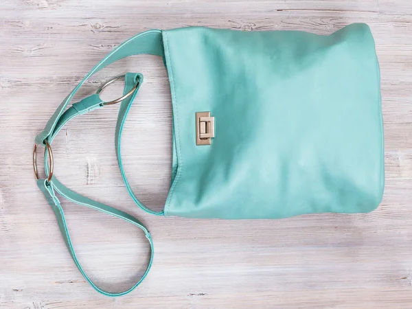 Handgefertigte Armbandtasche Türkisfarbenem Leder Auf Grauem Holztisch — Stockfoto