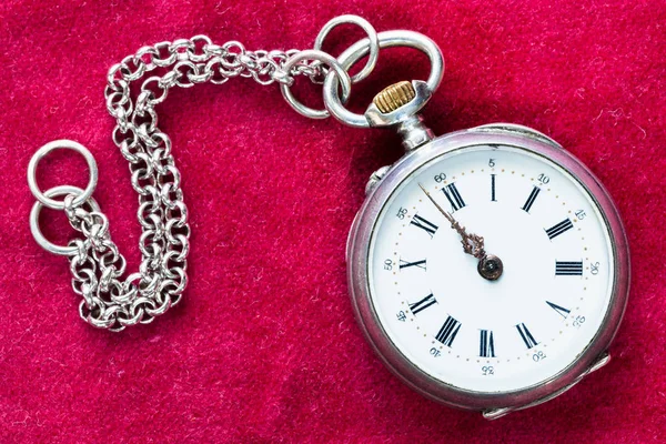 Retrò Orologio Tasca Argento Con Catena Sfondo Velluto Rosso — Foto Stock