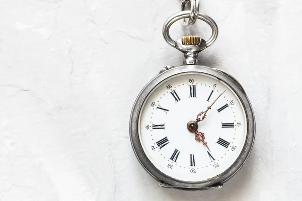 軽い灰色漆喰背景にポケット付きヴィンテージ時計 — ストック写真