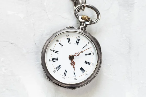 Stary Zegarek Kieszonkowy Lekki Tynk Szary Tło — Zdjęcie stockowe