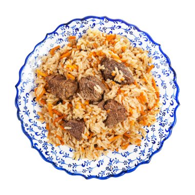 pişmiş pilav (pilav et ve sebze ile Orta Asya yemek) üstten görünüm beyaz arka plan üzerinde izole yerel seramik plaka üzerinde