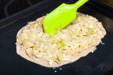 Pasta - hamur doldurma haşlanmış yumurta ve kızarmış lahana ile yaprak pişirme