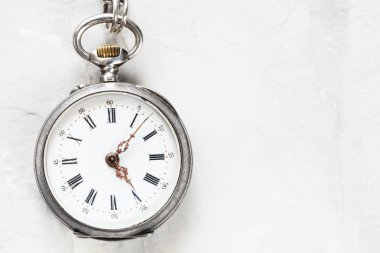 Retro cep saati ışık gri alçı zemin üzerine