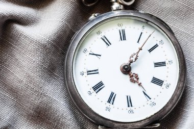 Vintage cep saati gri Tekstil zemin üzerine yakın çekim