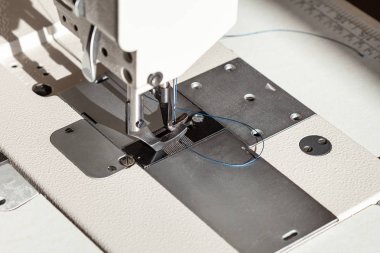 mavi iğne iplik ve çelik ayağı Sanayi dikiş makinesi, yakın çekim