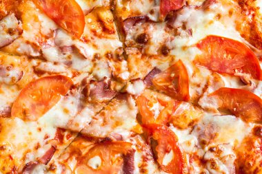 Pastırma ve domates Pizza yüzeyine yakın çekim