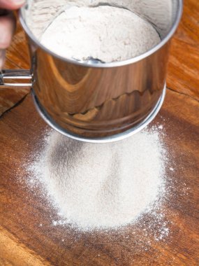 aracılığıyla ahşap tahta üzerinde Çelik Elek un eleme pasta - yemek
