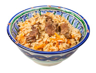 hazırlanan plov (pilav et ve sebze ile Orta Asya yemek) beyaz arka plan üzerinde izole geleneksel seramik kase yan görünüm