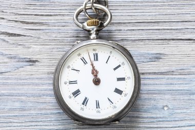 saat 12 yönünde antika cep saati gri ahşap arka plan üzerinde tarih için iki dakika