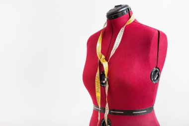 Kırmızı elbise form beyaz atölye düğümlü ölçüm bandı ile