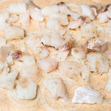 pasta - çiğ balık parçaları ve soğan halkası üzerinde hamur doldurma pişirme