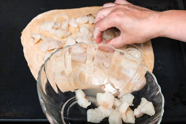 Cottura Torta Diffusione Pezzi Pesce Crudo Foglio Pasta — Foto Stock