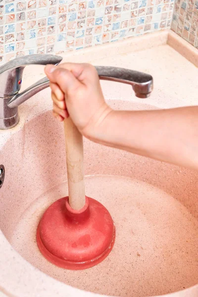 Mulher Limpa Pia Cozinha Dreno Por Êmbolo Borracha — Fotografia de Stock