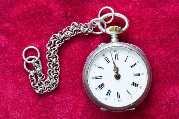 Reloj Bolsillo Vintage Plata Con Cadena Sobre Fondo Terciopelo Rojo —  Fotos de Stock