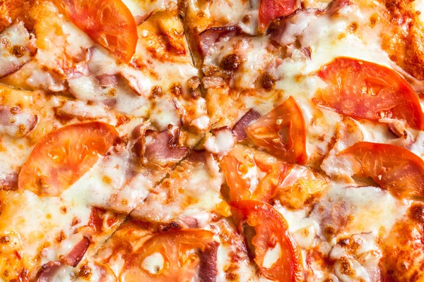 Superfície Pizza Com Bacon Tomates Perto — Fotografia de Stock
