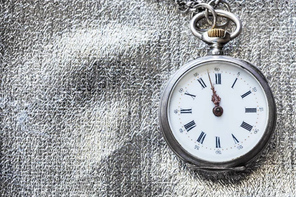 銀繊維の背景のアンティーク懐中時計の — ストック写真