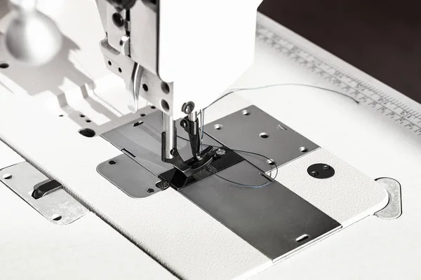 Detail Ocelové Patky Bílé Průmyslové Šicí Stroje — Stock fotografie