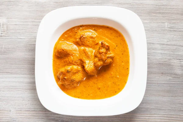 印度菜 Murg 马克汉马萨拉烤肉鸡块在辣蕃茄和奶油咖喱汁在白色碗里 — 图库照片