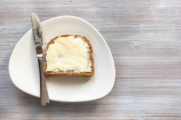 Ovanifrån Bröd Sandwich Med Smörad Smör Och Stål Kniv Vit — Stockfoto