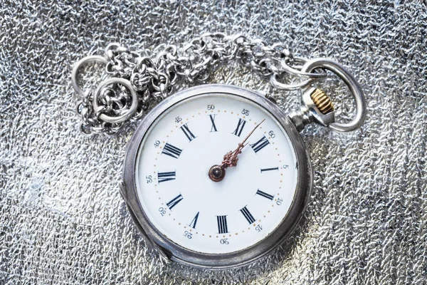 Zwei Minuten Vor Zwölf Uhr Auf Antiker Taschenuhr Auf Silbernem — Stockfoto