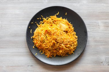 Hint mutfağı - tayr Sindh Biriyani spicied tavuk pilav patates tandır ahşap tahta üzerinde siyah plaka üzerinde Dum tarzında pişirilir