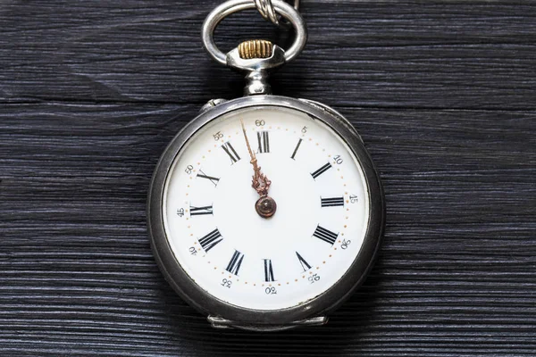 Dois Minutos Para Doze Horas Relógio Bolso Vintage Fundo Madeira — Fotografia de Stock