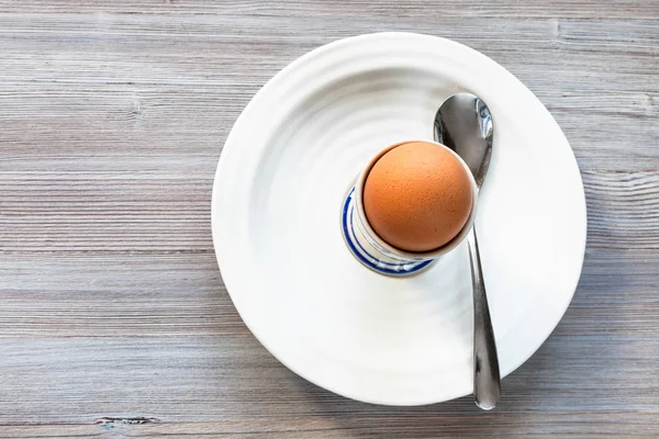 Vue Dessus Oeuf Brun Dans Tasse Cuillère Acier Sur Plaque — Photo