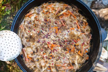 Orta Asya yemek plov fırın kazan tencerede pişirme üstten görünüm