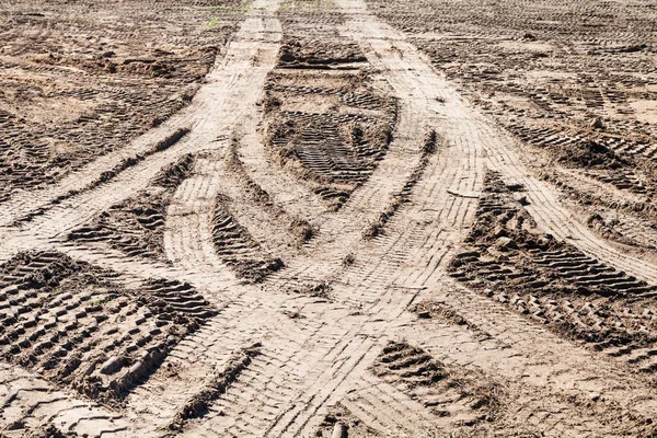 Araba Lastikleri Güneşli Sonbahar Günü Kirli Alanında Simetrik Izleri — Stok fotoğraf