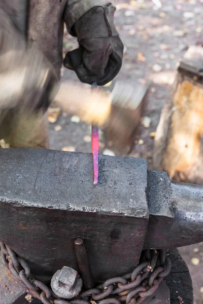 Blacksmith Forges Steel Bar Produce Nail Outdoor Anvil — Stock Photo, Image