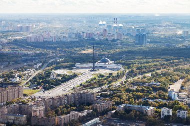 Moscow City Oko üstündeki gözlem güverteden Poklonnaya tepede anıt karmaşık zafer Park görünümünü yukarıda sonbaharda kule