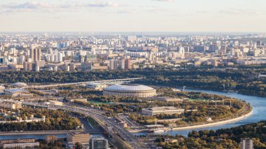 panoramik Luzhniki arena Stadyumu ve Moskova şehir sonbahar alacakaranlık kulede Oko üstündeki gözlem güverteden güneydoğusunda