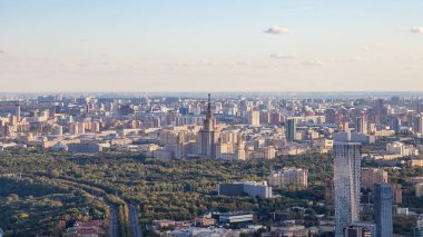 panoramik gözlem güverte sonbahar alacakaranlık kulede Oko üstündeki serçe Hills parkta Msu Üniversitesi gökdelen ile Moskova'nın güneybatı