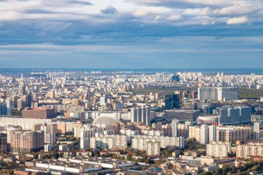 Moskova şehir sonbahar kulede Oko üstündeki gözlem güverteden kuzeyinde havadan görünümü