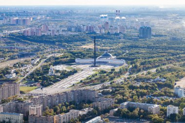 Moscow City Oko üstündeki gözlem güverteden Poklonnaya tepede anıt karmaşık zafer Park görünümünü yukarıda sonbaharda kule