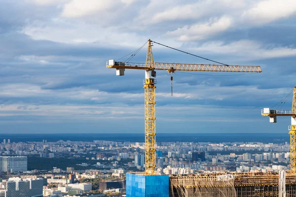 Kran Auf Der Baustelle Eines Wolkenkratzers Der Stadt Moskau Herbst — Stockfoto