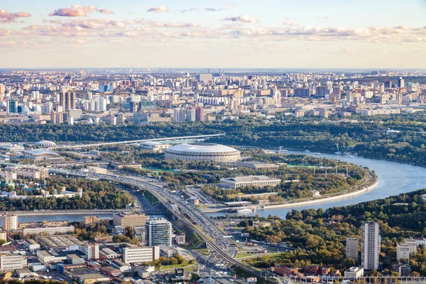 Oko 塔顶部的观景台望去卢日尼基竞技场体育场和莫斯科东南部 — 图库照片