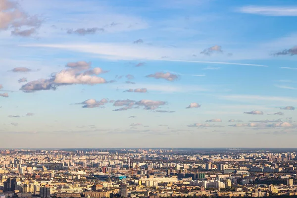 Vista Acima Céu Azul Por Sol Sobre Leste Cidade Moscou — Fotografia de Stock