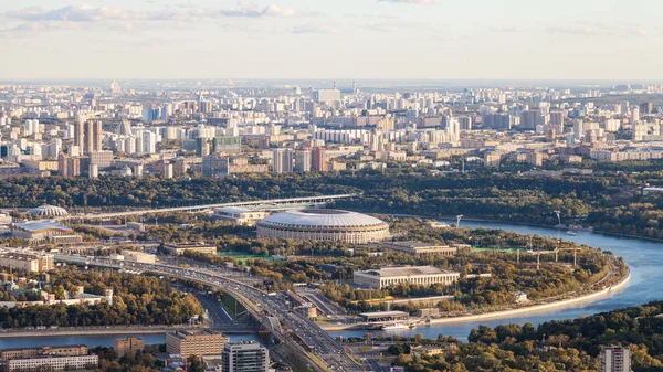 Oko 塔顶部的观景台眺望卢日尼基体育场和莫斯科东南部的全景 — 图库照片