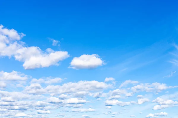 Tiempo Frente Muchas Nubes Esponjosas Cielo Azul Día Septiembre Soleado — Foto de Stock