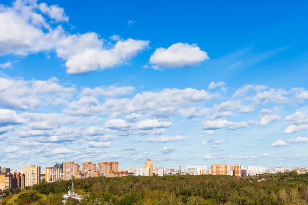 Veel Witte Wolken Blauwe Hemel Flatgebouwen Stadspark Zonnige Herfstdag — Stockfoto