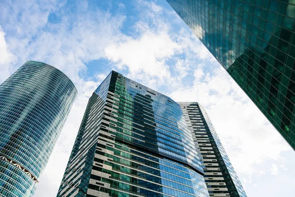Glas Skyskrapor Blå Himmel Med Vita Moln Business District Moskva — Stockfoto