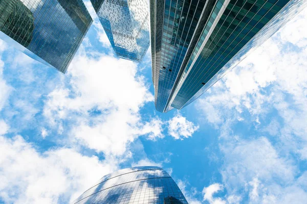 Cielo Azul Con Nubes Blancas Entre Las Cimas Rascacielos Cristal —  Fotos de Stock