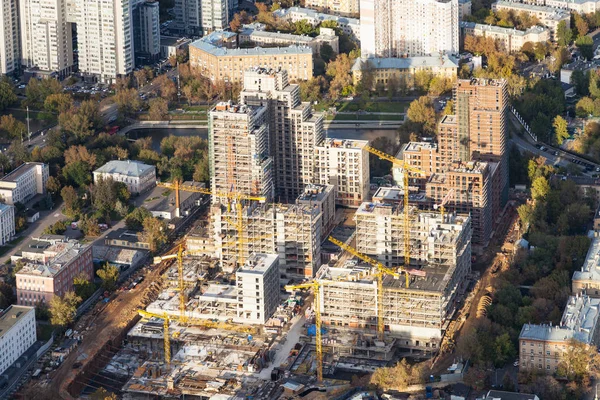 秋の日のモスクワの住宅地区の建設現場の平面図 — ストック写真