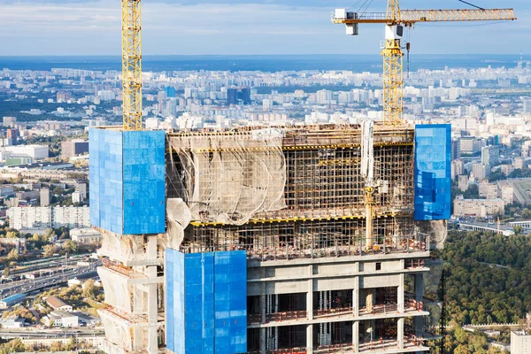 Andaimes Arranha Céus Construção Cidade Moscou Dia Outono — Fotografia de Stock