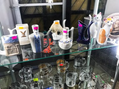 Pyatigorsk, Rusya - 16 Eylül 2018: Hediyelik Dükkanı içme Pompa Odaya Narzan doğal maden suyu kaynağı 17 Merkez içme Galerisi sayfasında Kirova Avenue, 24 numara, yerel Hatıra